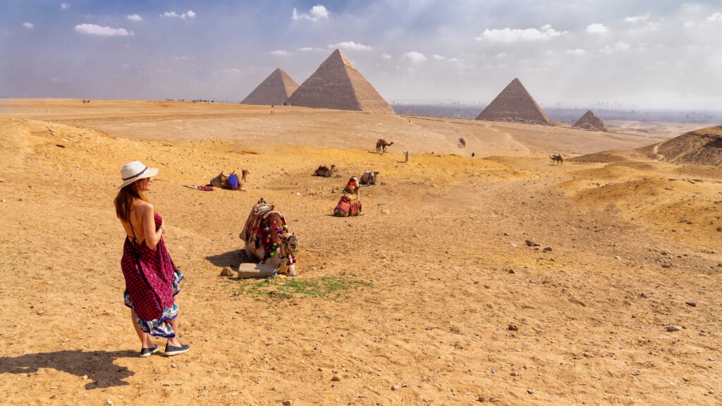 Disfrutando de la vista en el mirador de las pirámides, Giza, Egipto