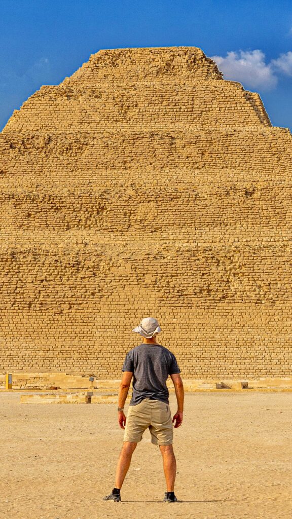Dev posando frente a la Pirámide Escalonada de Djoser, la obra maestra del gran Imhotep