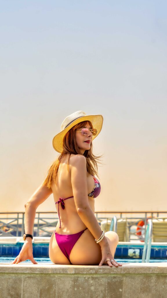 Beebee posando en bikini en la piscina del crucero