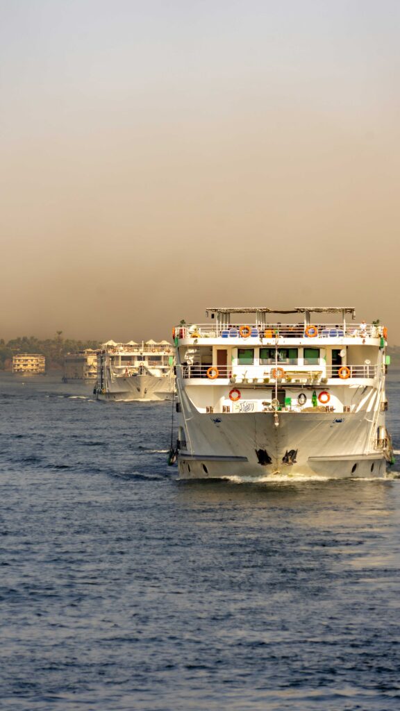 Cruceros navegando el Nilo al atardecer.