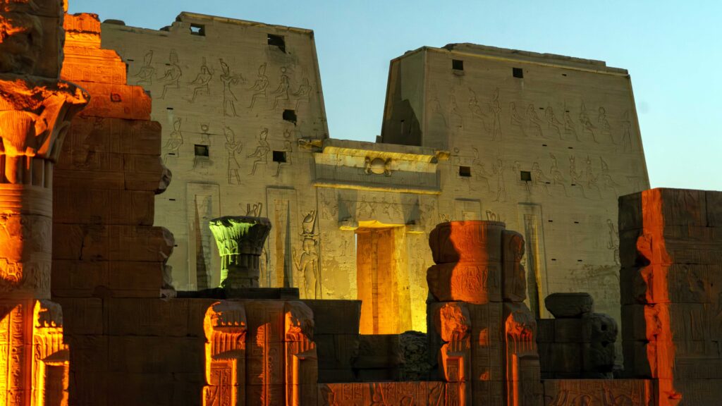 Llegamos al Templo de Edfu a la madrugada, justo antes que arriben las multitudes