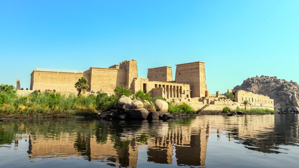 El Templo de Philae y su reflejo sobre las suaves ondas del Lago Nasser, Aswan, Egipto
