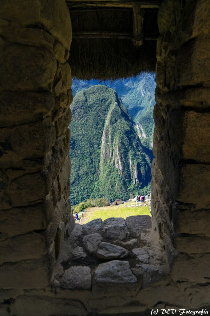 Fabulosa vista de las empinadas montañas desde la Casa del Guardian, Machu Pichu, Perú