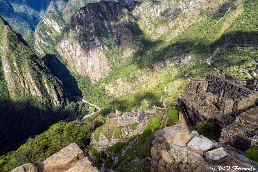 Vista montaña abajo, del río Urubamba, desde el complejo de palacios, Machu Pichu, Perú