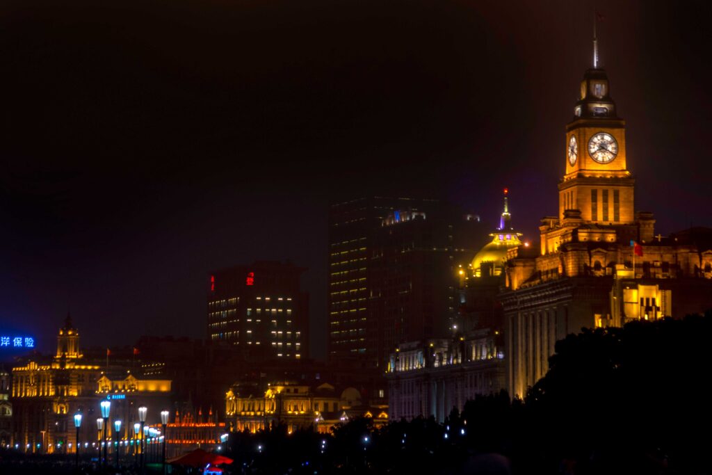 El Bund, vista nocturna de los edificios coloniales en el barrio Inglés, Shanghai