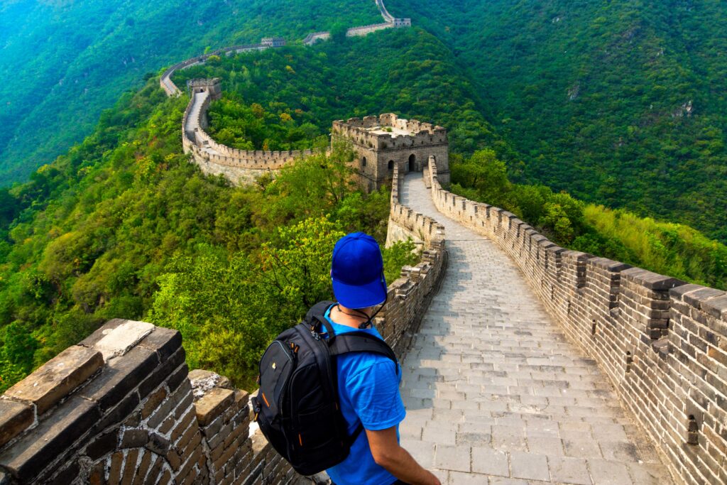 Paseando en la Sección Mutianyu de la Gran Muralla China, está rigurosamente restaurada y sin multitudes, a diferencia de la popular Badaling