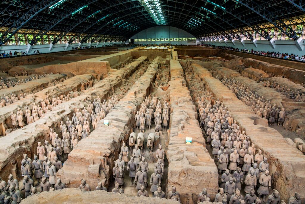 Miles de guerreros de terracota con sus equipos y caballos custodian la tumba del emperador Quin, Xi'an