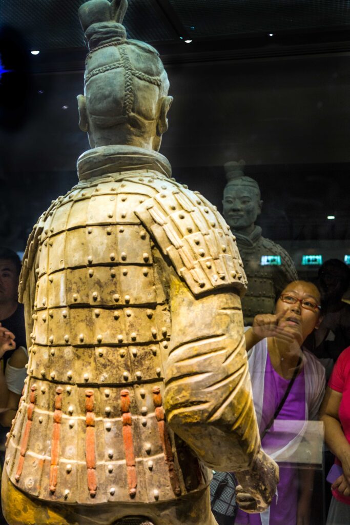 Una turista China se sorprende ante el perfecto estado de preservación de un milenario guerrero, Xián
