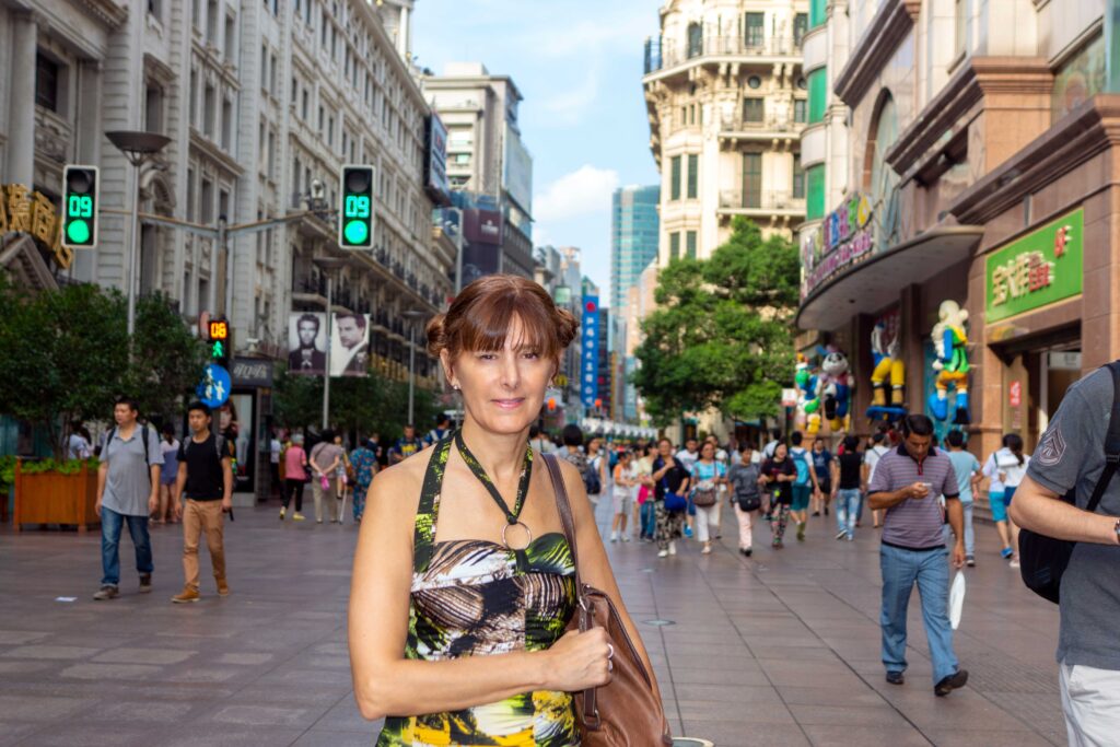 En la calle peatonal del centro de Shanghai, vale la pena el paseo desde aquí a El bund