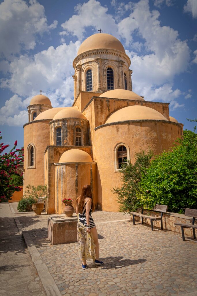 Admirando la capilla del Monasterio de La Trinidad, de típica arquitectura religiosa Griega