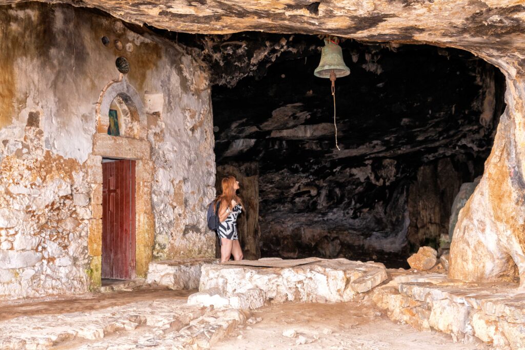Admirando una capilla troglodita en Katoliko Monastiri, Chania, Grecia