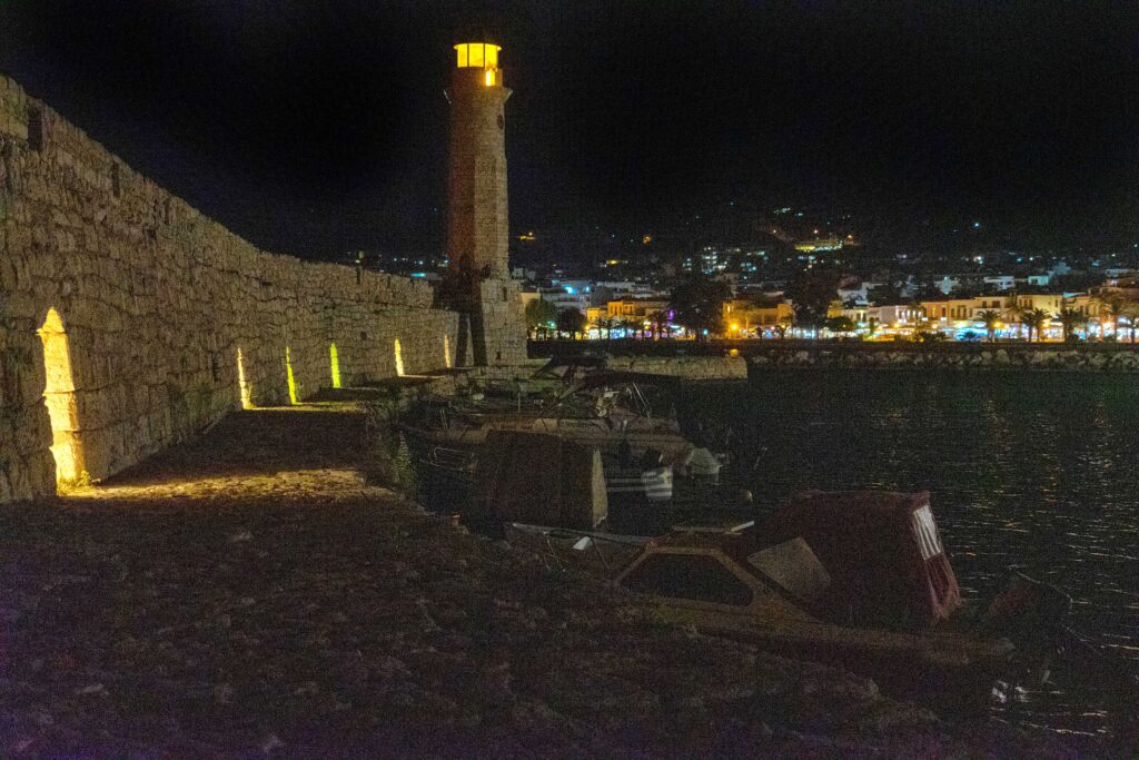 Vista nocturna de la muralla y el antiguo faro turco en Retymno