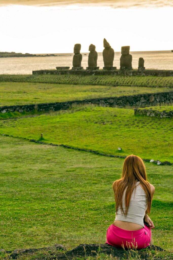 Esperando la puesta de sol en Ahu Tahai, Isla de Pascua (Rapa Nui)