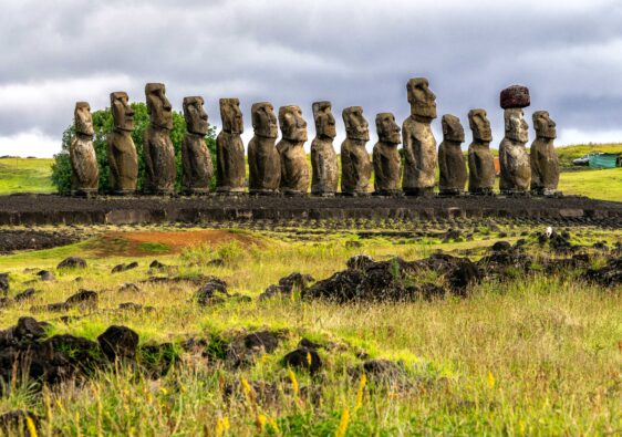 Ahu Tongariki. Los ahus son grandes plataformas donde se emplazaban los moais, las monumentales esculturas que han hecho famosa a la Isla de Pascua