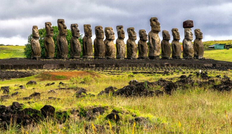Ahu Tongariki. Los ahus son grandes plataformas donde se emplazaban los moais, las monumentales esculturas que han hecho famosa a la Isla de Pascua