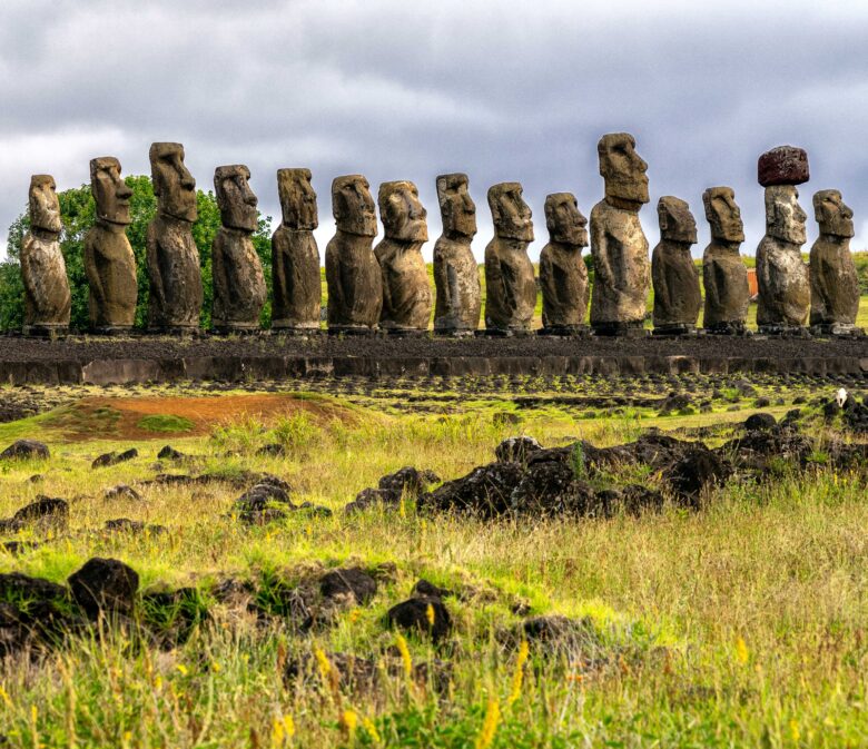 Ahu Tongariki. Los ahus son grandes plataformas donde se emplazaban los moais, las monumentales esculturas que han hecho famosa a la Isla de Pascua