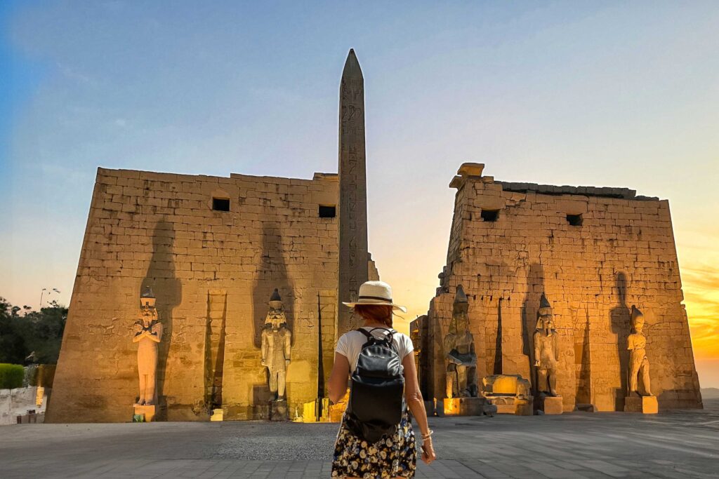 Beebee de viaje en el Templo de Luxor al atardecer.