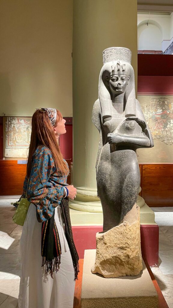 Admirando a la diosa en el Museo Egipcio, una visita imperdible en El Cairo.