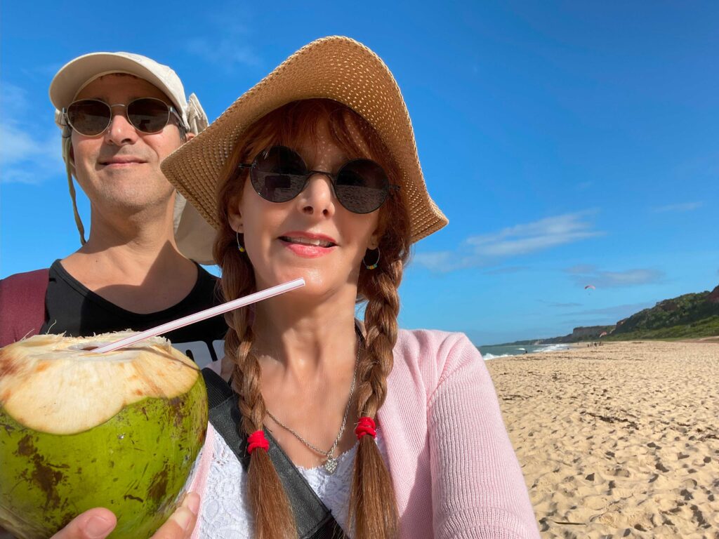 Disfrutando un coco verde, perfecto para calmar la sed, en Arraial D'Ajuda