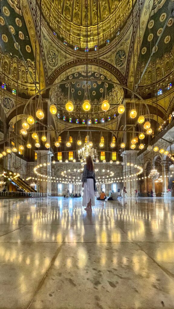 Como un espejo un paraíso de luces se refleja en el fabuloso piso de mármol de la Mesquita de Mohammed Ali, en la Ciudadela de Saladino, El Cairo, Egipto.